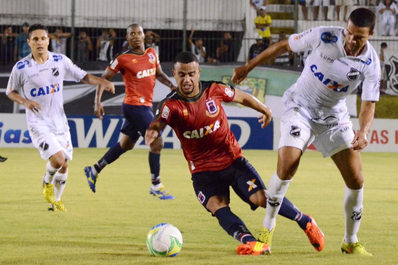 Atacante Carlinhos disputa bola com defensor do ABC | Frankie Marcone / Folhapress