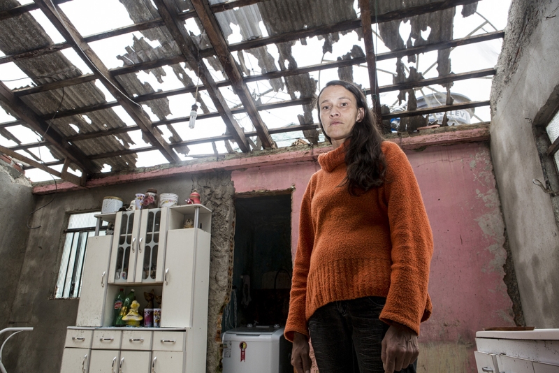 Granizo destruiu o telhado da casa de Rosilene: outros 3,6 mil imóveis foram danificados | Henry Milleo/ Gazeta do Povo