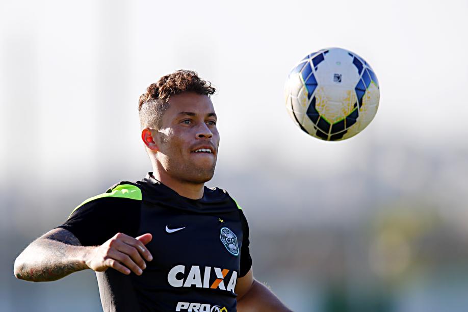 Baraka será o homem de marcação no meio de campo no duelo contra o Goiás | Albari Rosa / Gazeta do Povo