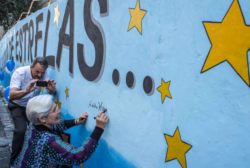 Adélia Maria Woellner assina painel com sua frase, na Travessa da Lapa | Divulgação/Prefeitura de Curitiba/Maurilio Cheli