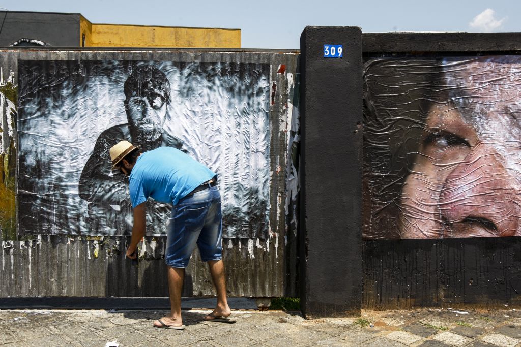 Galeria sem Licença - fotógrafos de Curitiba fazem manifestação em apoio a colega atingido por tiro de bala de borracha no olho enquanto trabalhava cobrindo uma manifestação de professores na Avenida Paulista, em São Paulo, em 2000 | André Rodrigues / Gazeta do Povo