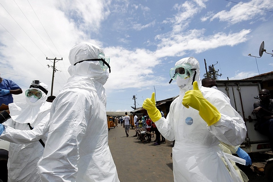 Funcionários paramentados para tratar de pacientes com ebola, na Libéria, um dos países que vive uma epidemia da doença letal | EFE/Ahmed Jallanzo