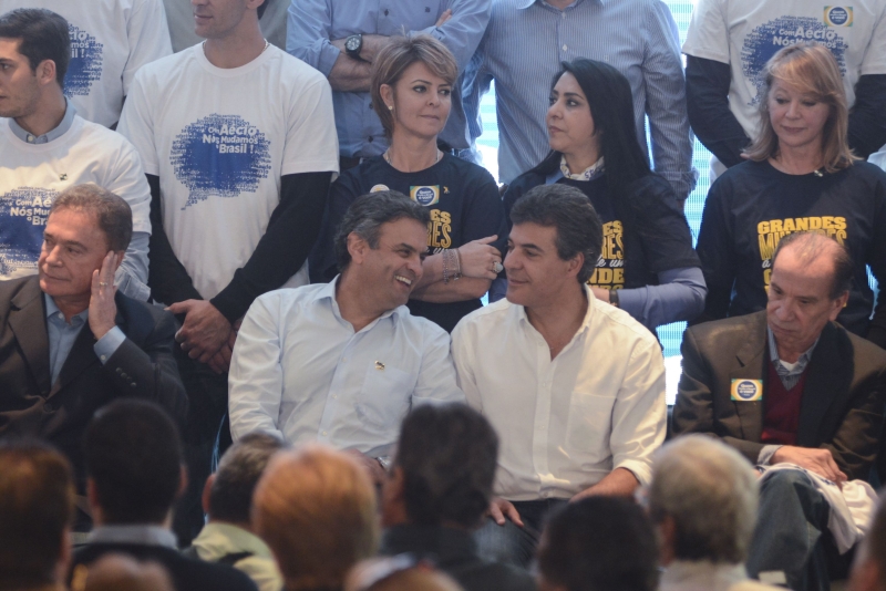 Aécio com Richa: presidenciável tucano conta com o apoio da principal liderança no Paraná | Henry Milléo/ Gazeta do Povo