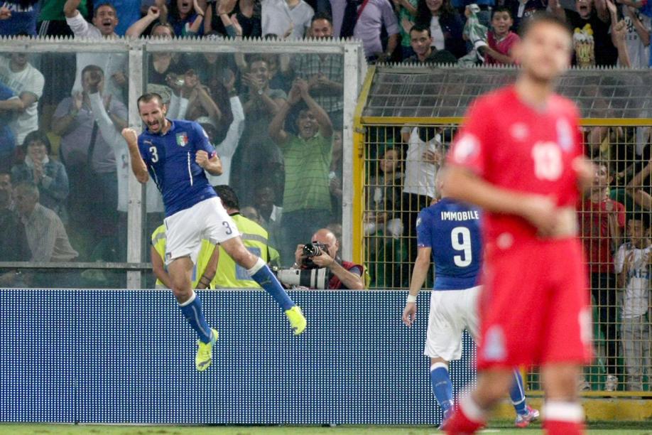 Chiellini fez gol contra, mas depois marcou a favor e garantiu vitória da Itália | EFE