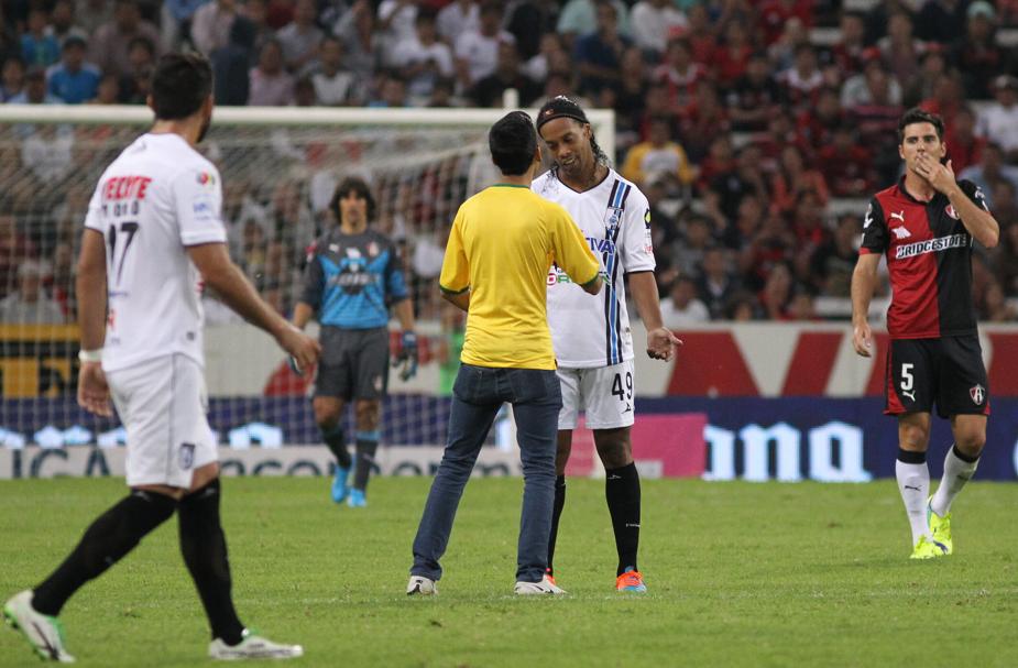 Ronaldinho deu autógrafo para torcedor que invadiu o campo | EFE
