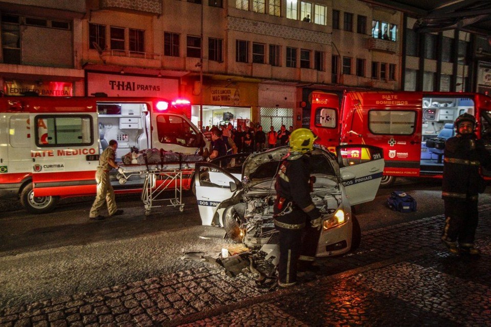 Acidente na esquina da Marechal Floriano com a Marechal Deodoro | Daniel Castellano/Agência de Notícias Gazeta do Povo