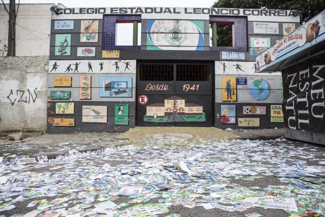 No Colégio Estadual Leôncio Correia, no Bacacheri, santinhos dominavam o chão | 