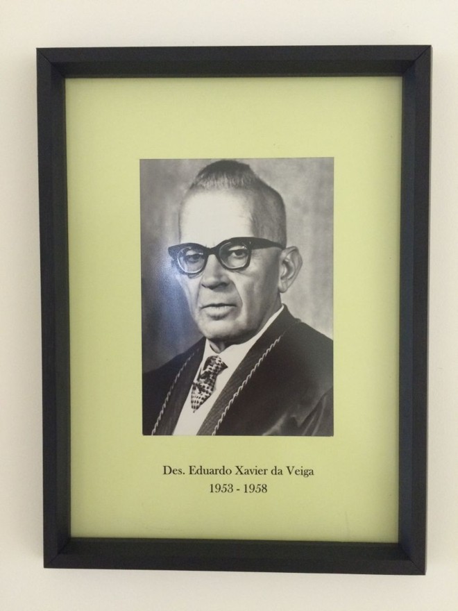Des. Eduardo Xavier da VeigaIniciou suas atividades na Magistratura do Paraná, quando foi nomeado juiz de direito em 1932. Em fevereiro de 1948, foi nomeado desembargador. Ocupou a vice-presidência do Tribunal de Justiça do Paraná durante a gestão 1953-1958. Exerceu a presidência do Tribunal de Justiça de março a dezembro de 1958. Foi, ainda, o 7º presidente do Tribunal Regional Eleitoral do Paraná. No magistério, foi professor da Faculdade de Direito de Curitiba, lecionando a disciplina de Direito Judiciário Civil. Faleceu em 08 de outubro de 1972. |