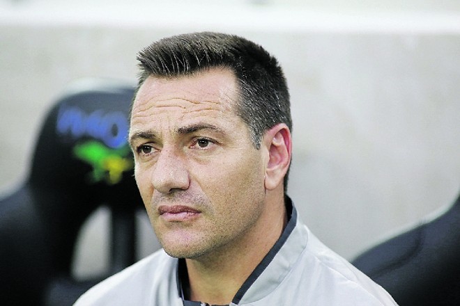 Doriva, técnico com 3 vitórias, 2 empates e 3 derrotas no Brasileiro |