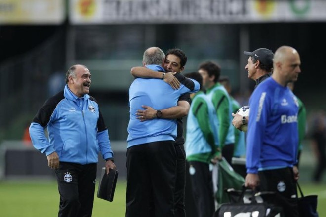 Técnico do Grêmio, Luiz Felipe Scolari, abraça o treinador coxa, Marquinhos Santos |