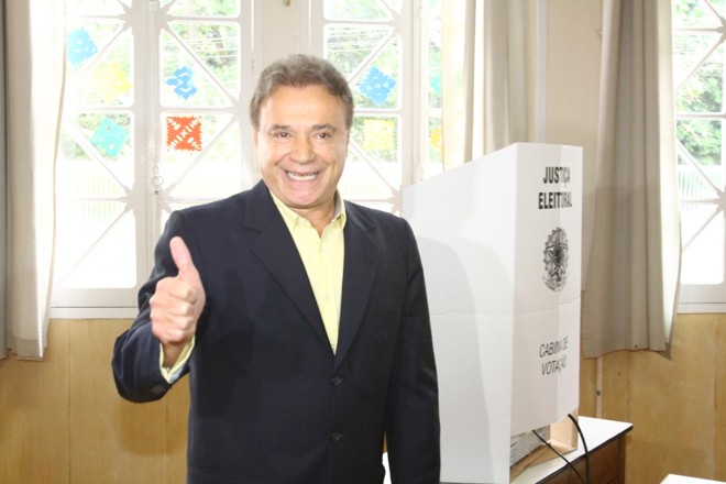 Favorito para a reeleição ao Senado, Alvaro Dias (PSDB)votouem Londrina |