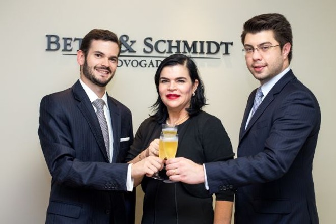 Os advogados Luiz Felipe e Maria Valéria Russo Schmidt (ambos à esq.) e Leonel Betti Jr. acabam de inaugurar seu novo escritório, especializado em direito imobiliário e empresarial, no Neo Business, no complexo Neo SuperQuadra, no Centro Cívico |