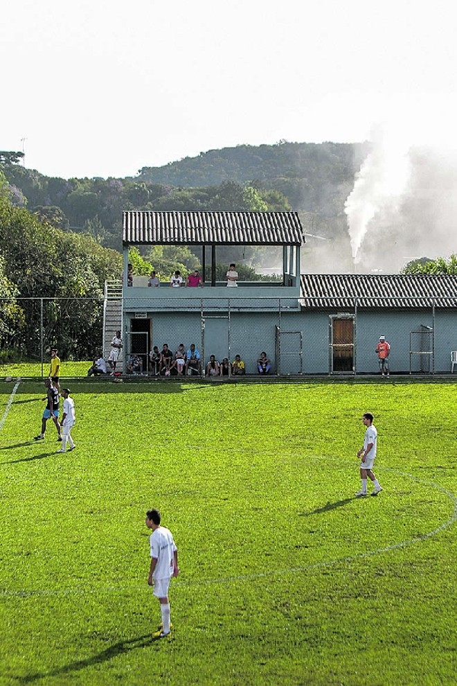 A fábrica de asfalto e pedra brita não para nem para os treinos |