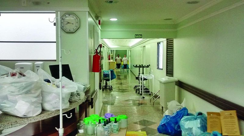 Equipamentos e materiais foram amontoados nos corredores do hospital, afetado pela chuva | Henry Milleo/Gazeta do Povo
