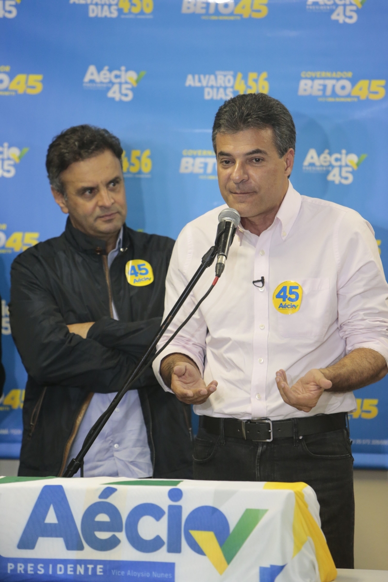 Se passar para o 2º turno, Aécio Neves provavelmente virá ao estado para usufruir da imagem de Beto Richa | César Machado/Gazeta do Povo