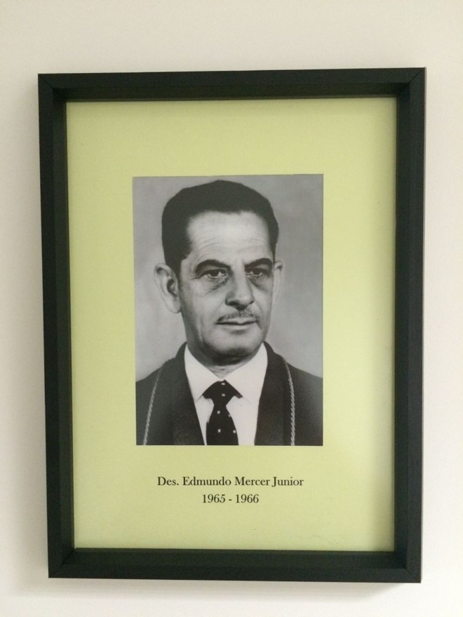 Des. Edmundo Mercer JuniorFoi um dos fundadores da Associação Atlética Universitária, primeira organização esportiva da Universidade do Paraná, enquanto estudante daquela instituição, pela qual graduou-se bacharel em direito em 1930. Ainda estudante, foi nomeado promotor público. Exerceu a advocacia em sua cidade natal por pouco mais de uma década e chegou a ser nomeado prefeito, cargo que ocupou por apenas 9 meses. Em 1942 passou a advogar em Londrina, onde exerceu o cargo de delegado regional de polícia por três anos. Foi nomeado procurador geral do Estado em 1950 e, em março de 1958, foi nomeado desembargador do Tribunal de Justiça, preenchendo uma das vagas destinadas aos advogados, pelo quinto constitucional. Foi, ainda, membro do Conselho Superior da Magistratura e presidente da Associação dos Magistrados por diversos mandatos. No TJ-PR, ocupou as funções de corregedor-geral de justiça na gestão 1963/1964, vice-presidente em 1965/1966 e presidente em 1973 até sua morte em 18 de dezembro de 1974. Durante sua presidência, foi criado e instalado o pioneiro Museu da Justiça. Presidente da Associação dos Magistrados do Paraná de 1969 a 1972, foi aclamado Patrono das Associações de Magistrados do Brasil em 8 de agosto de 1975, durante o III Congresso Nacional dos Magistrados, em Fortaleza (CE). Faleceu no dia 18 de dezembro de 1974, no exercício da presidência do Tribunal de Justiça. |