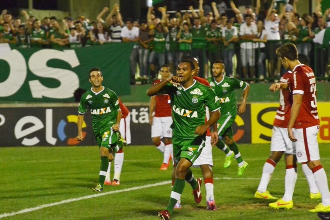 Diones comemora um dos dois gols que marcou na goleada da Chapecoense sobre o Internacional | Junior Matiello / Futurapress