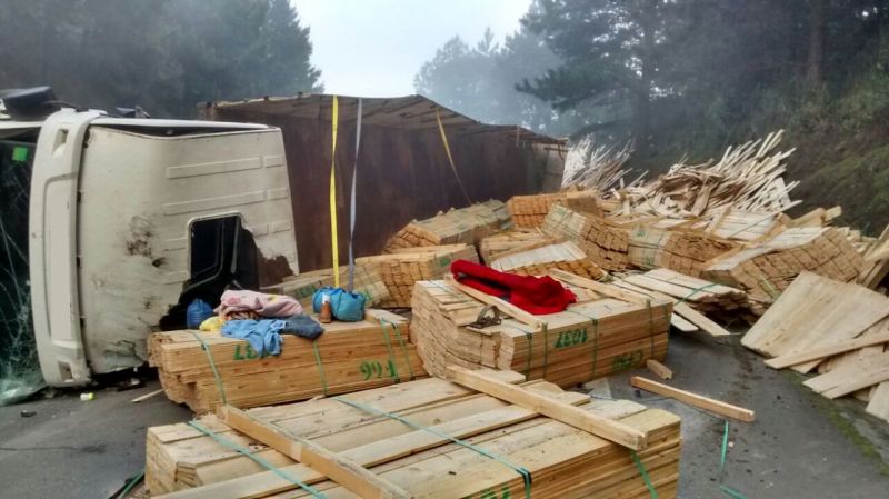 Caminhão de madeira tombado na BR-376, em Tijucas do Sul | Polícia Rodoviária Federal do Paraná/ Divulgação