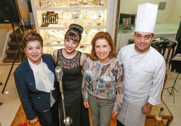Deborah Bergerson Campelli (de blusa estampada), diretora da Bergerson Presentes, com a empresária Vera Lupion (à esq.), Jennifer Mosello, vocalista da banda Open, e o chef Hermes Custódio, do Buffet Castelo do Batel, no coquetel embalado por música ao vivo nesta quarta-feira na loja do Batel | Valterci Santos