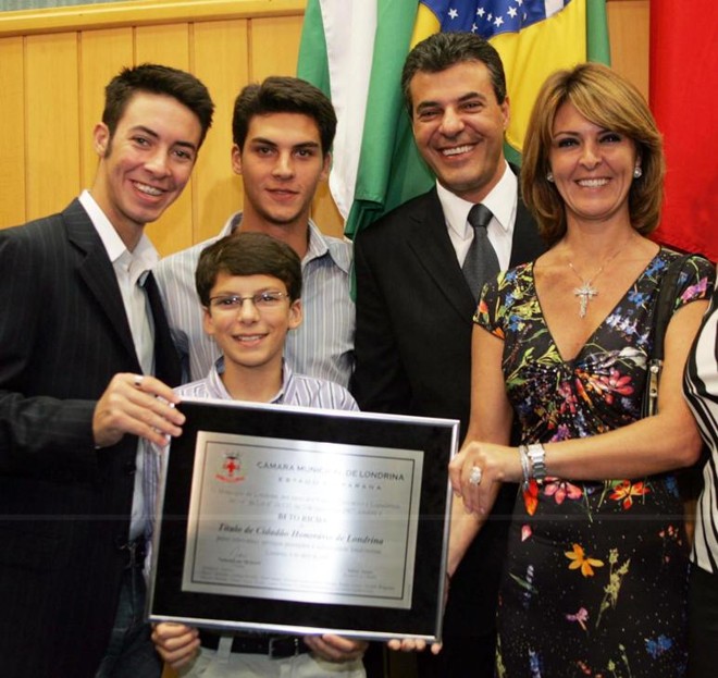 O governador Beto Richa, ao lado da família ao receber título de cidadão honorário de Londrina no ano de 2007 |