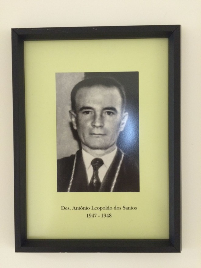 Des. Antonio Leopoldo dos SantosIniciou sua vida profissional como promotor público em 1918. Foi, mais tarde, nomeado juiz municipal de Morretes. Em 1924, prestou concurso e foi nomeado juiz de direito. Em janeiro de 1938 foi nomeado desembargador pelo então interventor Manoel Ribas. Foi vice-presidente do Tribunal de Justiça durante a gestão 1947/48. Como presidente do Tribunal Regional Eleitoral, presidiu as eleições diretas para o governo do Paraná em 19 de janeiro de 1947. Faleceu no dia 17 de julho de 1958. |
