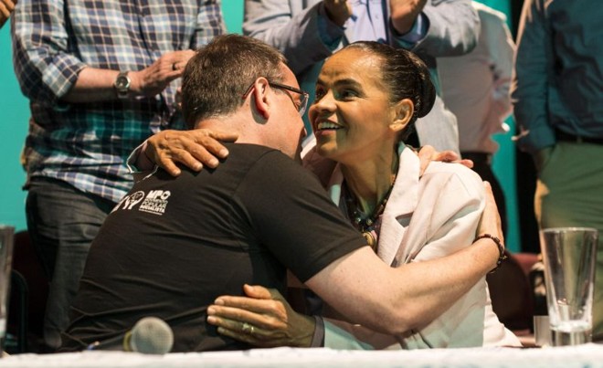 Marina Silva abraça seu vice Beto Albuquerque durante evento em que declarou apoio a Aécio Neves |