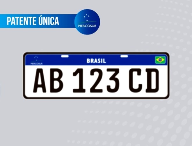 Novo modelo traz a sequência de duas letras, três números e outras duas letras, na cor preto e sobre um fundo branco. Na parte de cima, uma faixa azul estreita com o nome e a bandeira do país de origem do carro |