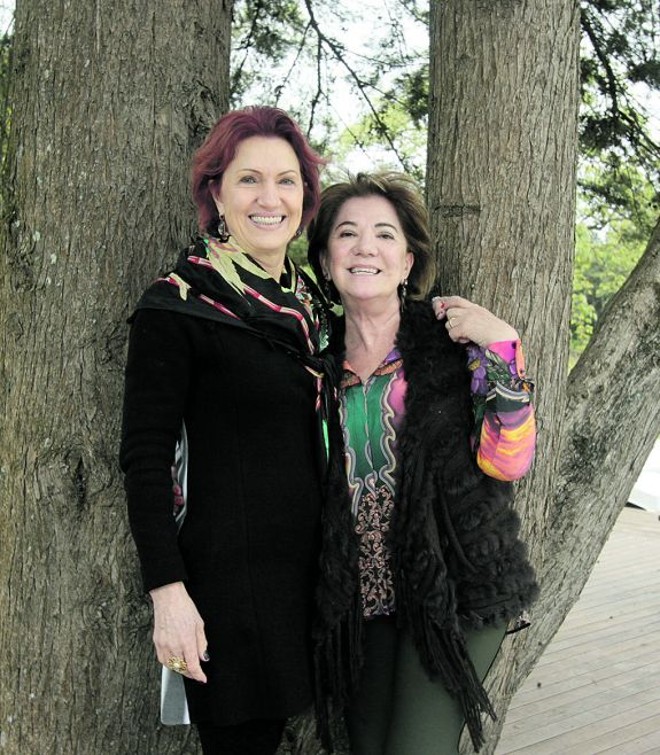 A empresária Rosil Lago (à dir.) com a presidente da Rede Feminina de Combate ao Câncer do Hospital Erasto Gaertner, Cleide Rando, durante o 1º Barreado do Bem realizado no último sábado na Estância do Lago, em comemoração ao Outubro Rosa | 