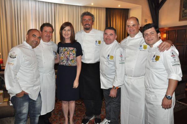 A diretora executiva do Hospital Pequeno Príncipe, Ety Cristina Forte Carneiro, com os chefs Ivan Lopes, Laurent Suaudeau, Emmanuel Bassoleil, Ivo Lopes, Fabiano Marcolini e Rodrigo do Prado (a partir da esq.) na oitava edição do jantar Noite dos Chefs, no Graciosa Country Club | Mariana Siqueira