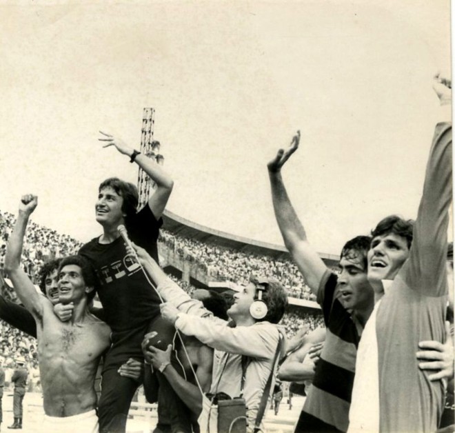 Lori Sandri é carregado após o título paranaense do Atlético em 1983 | 