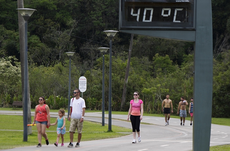 Um termômetro no Parque Barigui, em Curitiba, apontou a marca de 40ºC na tarde desta segunda-feira (13) | Daniel Castellano / Agência de Notícias Gazeta do Povo