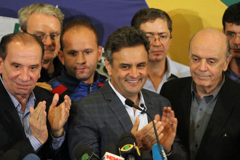 Aécio discursa após definição do segundo turno presindencial | EFE/Paulo Fonseca