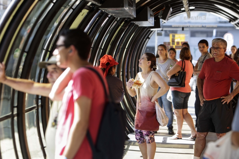 Estações tubo trouxeram agilidade no embarque, mas hoje são sinônimo de desconforto | Daniel Castellano/Gazeta do Povo