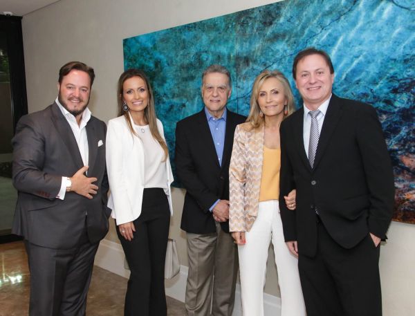 O ex-CEO do HSBC para a América Latina Emilson Alonso (de camisa azul) foi o convidado da primeira edição do Wine & Business, realizada ontem à noite no edifício Palazzo Lumini. Com ele na foto, os anfitriões Fabrício de Macedo (à esq.), presidente do Lide Paraná, e os diretores da construtora San Remo, Aline Perussolo Soares e seu pai João Carlos Perussolo (com a mulher, Sonia, à dir.) | Naideron Jr.