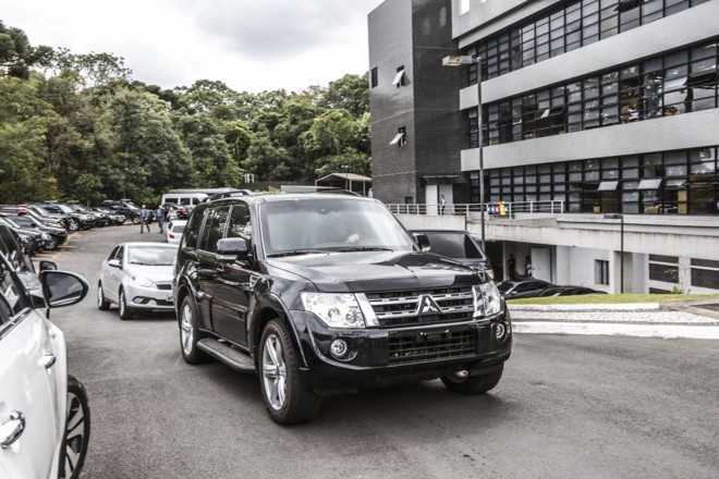 Paulo Roberto Costa saiu da sede da PF em Curitiba em um carro descaracterizado e escoltado. |