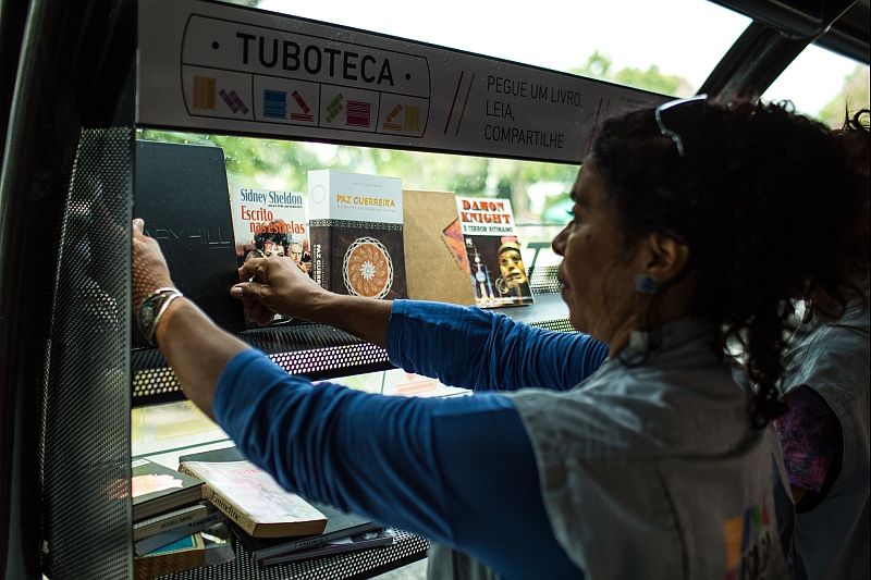 Uma das alternativas para pegar livros emprestados em Curitiba é a tuboteca, dentro de estações-tubo da região central | Brunno Covello / Agência de Notícias Gazeta do Povo