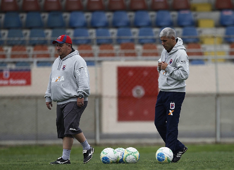 O técnico Ricardinho vai levar a campo apenas dois atletas remanescentes do Estadual | Jonathan Campos/ Gazeta do Povo