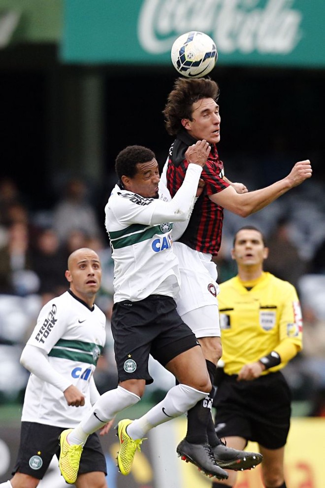 Rosinei e Cléo disputam a bola no clássico Atletiba |