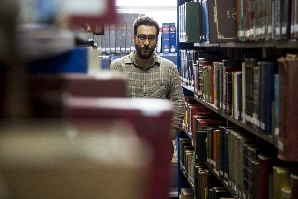 Nascido em Brasília e hoje em trânsito entre Curitiba e Morretes, Guilherme Gontijo Flores, aos 30 anos, apaziguou-se. Se antes escrevia pelo sentimentalismo barato, hoje passa longe do floreio | Henry Milléo/ Gazeta do Povo