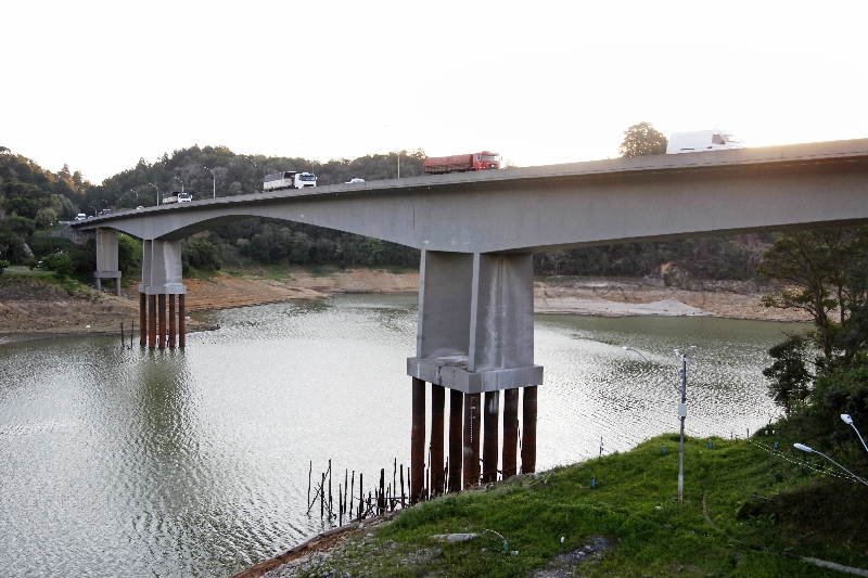 Baixo nível do reservatório Capivari-Cachoeira, na Grande Curitiba, deixa pilares à mostra: situação deve melhorar na Região Sul | Antônio More / Gazeta do Povo