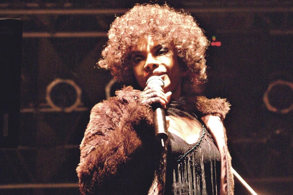 A cantora Elza Soares se apresenta ao lado da Orquestra à Base de Corda de Curitiba | Divulgação