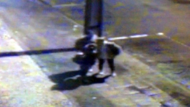 Setembro foi marcado por três crimes que chocaram a população da Grande Curitiba. No dia 11 de setembro, Janaína de Fátima de Matos foi degolada e teve os seios arrancados. O crime aconteceu em Cerro Azul, na Região Metropolitana de Curitiba (RMC). O tio da jovem confessou o assassinato e disse que estava com ciúmes porque a moça iria se casar em poucos dias. Ele foi preso em flagrante. No dia 25 de setembro, desta vez em São José dos Pinhais, também na RMC, um rapaz de 20 anos matou a namorada e atirou contra si mesmo por causa do fim do relacionamento dos dois. A mãe da moça estava junto na hora do crime e ficou em choque. O atirador morreu alguns dias depois,em um hospital de São José dos Pinhais. Também marcou o mês o assassinato do estudante da PUC-PR quetentou defender a namorada e acabou morto com uma facada, na saída da aula, à noite, perto do Teatro Paiol, em Curitiba. Imagem feita momento antes de o jovem ser assassinado, em flagrante feito por uma câmera de segurança. | 