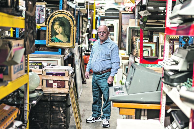 José Antônio da Silva é um guardião das histórias por trás dos objetos que passam pelo Mercado das Pulgas | Henry Milleo/Gazeta do Povo