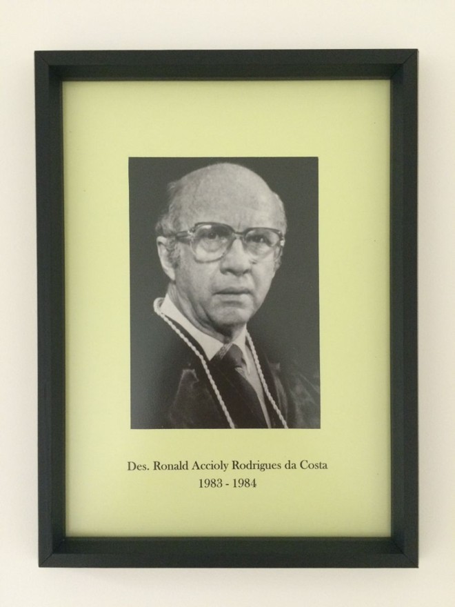 Des. Ronald Accioly Rodrigues da CostaIniciou sua carreira como assistente do diretor geral do Departamento de Geografia, Terras e Colonização em 1950. Em 1955, foi designado procurador adjunto à Consultoria do Estado. Em 1964 foi nomeado advogado do estado e em 1965, procurador do Estado. Em 1967 foi nomeado consultor geral do estado e, em 1971, procurador-geral do estado. Foi conselheiro e membro da Diretoria da Ordem dos Advogados do Brasil Seção do Paraná, onde assumiu a presidência. Foi membro do Conselho e da Diretoria do Instituto dos Advogados do Paraná, de 1958 a 1975. Em abril de 1975, foi nomeado desembargador do TJ-PR. Foi vice-presidente do tribunal durante o biênio 1983/84 e presidente no biênio 1993/94. Foi também membro do Tribunal Regional Eleitoral do Paraná, de 1975 a 1979, onde exerceu os cargos de presidente, vice-presidente e corregedor. No magistério, lecionou a disciplina de Direito Judiciário Civil na Faculdade de Direito da Universidade Federal do Paraná. Aposentou-se no dia 30 de janeiro de 1999. Faleceu no dia 4 de junho de 2012, em Curitiba. |