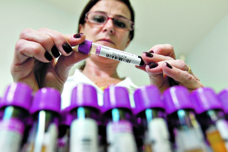 Técnica expõe frasco com medula no Hemepar de Ponta Grossa | Josué Teixeira/Gazeta do Povo