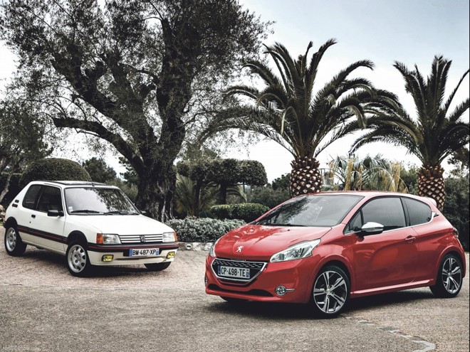Hot hatch celebra 30 anos- A versão apimentada do hatch francês completa 30 anos neste ano. O precursor 205 GTi (à esq. na foto ao lado) surgiu em 1984 para rivalizar com a segunda geração do Golf GTi, à época referência entre os esportivos compactos. O 205 GTi trazia bloco 1.6, de 105 cv e 13,7 kgfm. Era um carro rápido, ágil e muito leve, pesando 883 kg. Por isso, era capaz de chegar aos 100 km/h em apenas 8,7s |