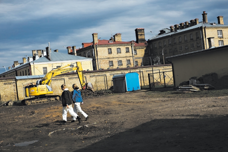 Mais de 280 corpos foram encontrados em valas comuns atrás de uma prisão centenária em Bialystok, na Polônia | Fotos: Tomasz Lazar/The New York Times