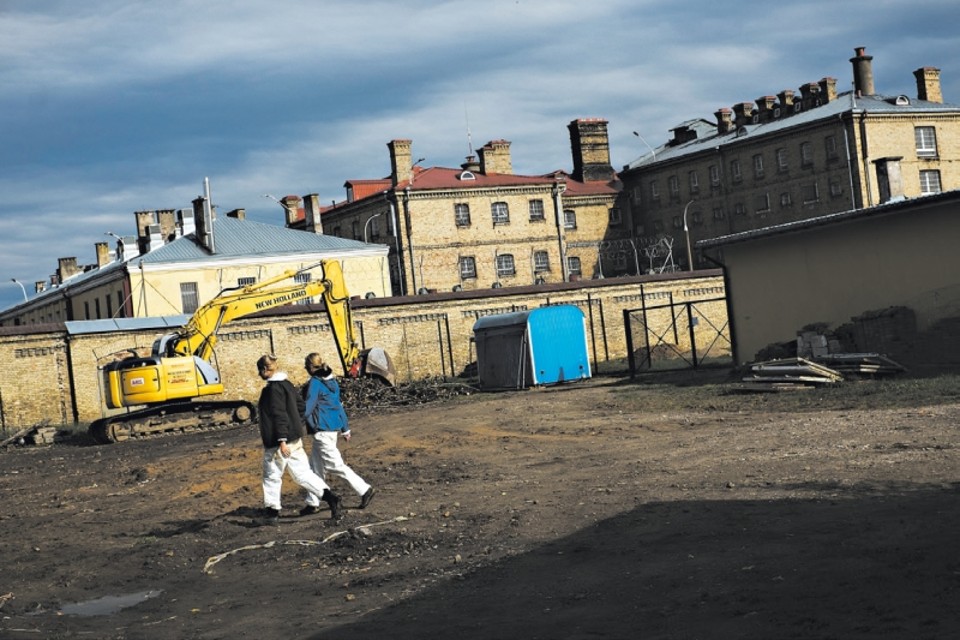 Mais de 280 corpos foram encontrados em valas comuns atrás de uma prisão centenária em Bialystok, na Polônia | Fotos: Tomasz Lazar/The New York Times