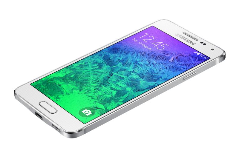 Leve, o Galaxy Alpha pesa 115g (ante 129g do iPhone 6 e 145g do Galaxy S5) | Divulgação.