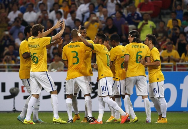 Jogadores da seleção brasileira comemoram a vitória sobre o Japão | 